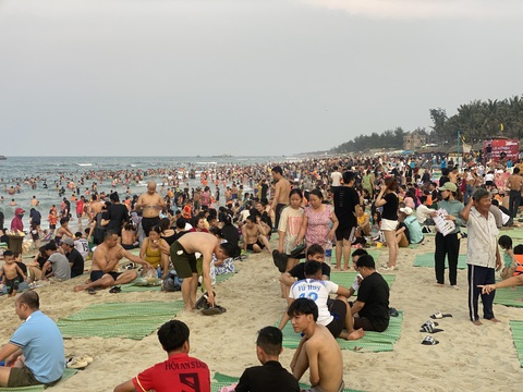 Khách đến Hội An ùn ùn nhưng thu không bao nhiêu, doanh nghiệp buồn- Ảnh 1. Người dân, du khách tắm biển chật kín ở Hội An trong mấy ngày lễ - Ảnh: B.D.