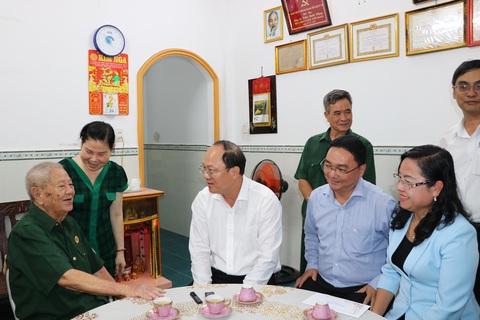 Lãnh đạo TP.HCM thăm hỏi, tặng quà chiến sĩ Điện Biên- Ảnh 2. Ông Trần Quốc Dũng được Đảng, Nhà nước trao tặng Huân chương Chiến sĩ vẻ vang hạng nhì, Huân chương Kháng chiến hạng nhất và nhiều huân, huy chương cao quý - Ảnh: CẨM NƯƠNG