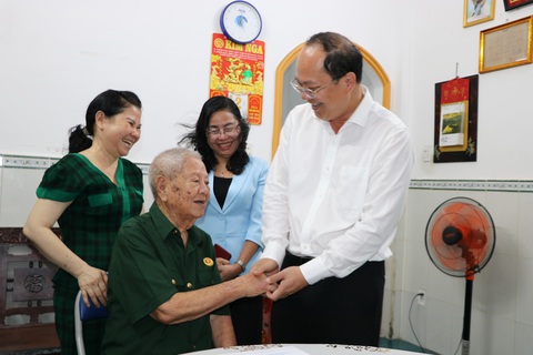 Lãnh đạo TP.HCM thăm hỏi, tặng quà chiến sĩ Điện Biên- Ảnh 1. Phó bí thư thường trực Thành ủy TP.HCM ân cần hỏi thăm sức khỏe ông Trần Quốc Dũng - Ảnh: CẨM NƯƠNG