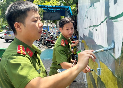 Bích họa Các chiến sĩ công an cùng tham gia hoàn thành công trình bích họa