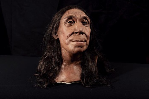 Khuôn mặt được phục dựng của Shanidar Z, người phụ nữ Neanderthal sống cách đây 75.000 năm, được công bố tại trường Đại học Cambridge, Anh, ngày 25/4/2024. Ảnh: AFP Khuôn mặt được phục dựng của Shanidar Z, người phụ nữ Neanderthal sống cách đây 75.000 năm, được công bố tại Đại học Cambridge, Anh - Ảnh: AFP