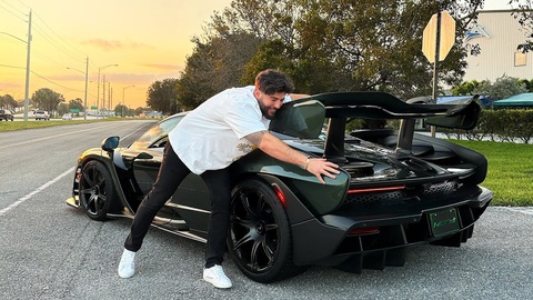 Mải khoe xe, YouTuber phá hủy chiếc McLaren tiền tỉ, khóa tài khoản mặc kệ những lời chỉ trích- Ảnh 1. Mondi bên cạnh chiếc McLaren khi còn lành lặn - Ảnh: Mondi/YouTube