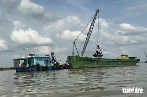 Bộ đề nghị Đồng Tháp tăng công suất khai thác 5 mỏ cát làm đường cao tốc- Ảnh 1. Mỏ cát tại xã An Nhơn trên sông Tiền đang phải tạm dừng khai thác từ tháng 12-2023 - Ảnh: ĐẶNG TUYẾT