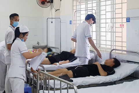 Nhiều vụ ngộ độc thực phẩm, Thủ tướng có chỉ đạo nóng- Ảnh 1. Số lượng người dân bị ngộ độc thực phẩm tại Đồng Nai tăng cao - Ảnh: H.MI