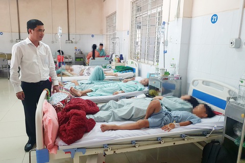 Vụ ngộ độc sau ăn bánh mì: Số người vào viện đã tăng lên trên 200- Ảnh 3. Lãnh đạo UBND TP Long Khánh đến thăm hỏi tình hình các bệnh nhân nghi ngộ độc đang theo dõi, điều trị tại bệnh viện - Ảnh: A.B.
