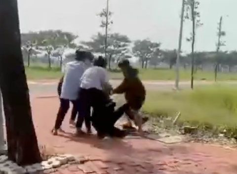 Bạo lực học đường: Giải pháp đã có, sao vẫn lây lan nặng hơn?- Ảnh 2. Hình ảnh nữ sinh lớp 8 ở Long An bị đánh hội đồng lan truyền trên mạng - Ảnh cắt từ clip