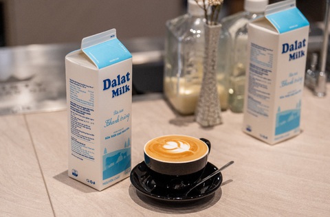 Dalatmilk: Sữa tươi pha chế hàng đầu dành cho barista- Ảnh 5. Thức uống yêu thích của nhà vô địch VNBC 2023 vào mỗi sáng luôn là ly latte nóng được pha từ hạt cà phê đặc sản và sữa tươi nguyên chất Dalatmilk