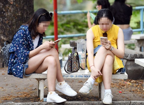 Vừa vắng mặt vài ngày, bỗng thấy mạng xã hội tìm người mất tích- Ảnh 1. Các bạn trẻ dùng mạng rất nhiều. Không ít người còn thờ ơ với chuyện bảo mật thông tin cá nhân trên mạng- Ảnh minh họa: Q.ĐỊNH