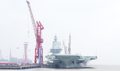 Chuyên gia chỉ ra sự khác biệt giữa tàu sân bay Trung Quốc và Mỹ- Ảnh 1. Tàu sân bay Phúc Kiến trong ảnh chụp ở Thượng Hải, Trung Quốc hôm 30-4 - Ảnh: TÂN HOA XÃ