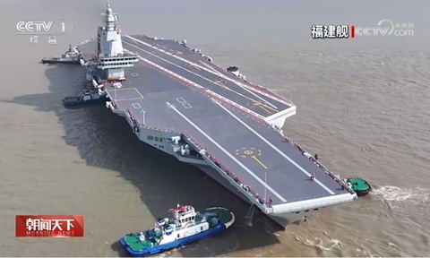 Chuyên gia chỉ ra sự khác biệt giữa tàu sân bay Trung Quốc và Mỹ- Ảnh 4. Tàu Phúc Kiến bắt đầu cuộc thử nghiệm trên biển đầu tiên từ xưởng đóng tàu Giang Nam ở Thượng Hải hôm 1-5 - Ảnh: CCTV