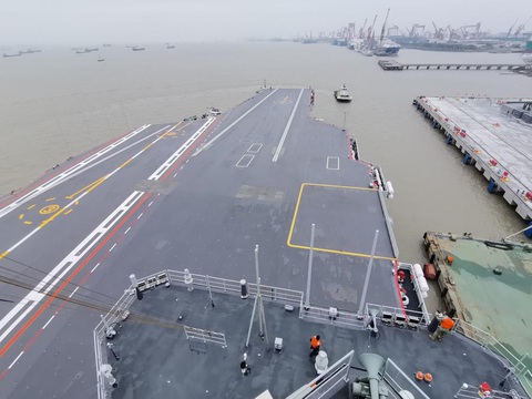 Chuyên gia chỉ ra sự khác biệt giữa tàu sân bay Trung Quốc và Mỹ- Ảnh 3. Tàu sân bay Phúc Kiến trong ảnh chụp ở Thượng Hải hôm 1-5 - Ảnh: TÂN HOA XÃ