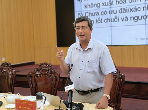 Thương lái mua lúa dùng những 'chiêu' gì để ép nông dân?- Ảnh 1. Ông Trần Minh Hải chia sẻ kết quả nghiên cứu tại hội thảo - Ảnh: CHÍ QUỐC