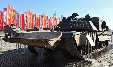 Thu được vũ khí hạng nặng của phương Tây ở Ukraine, Nga đem về Matxcơva trưng bày cho dân coi- Ảnh 8. Xe phá mìn M1150 của Mỹ, thứ được giới chuyên gia đánh giá là một trong những phương tiện được bảo vệ tốt nhất và linh hoạt nhất trên chiến trường Ukraine - Ảnh: RIA NOVOSTI