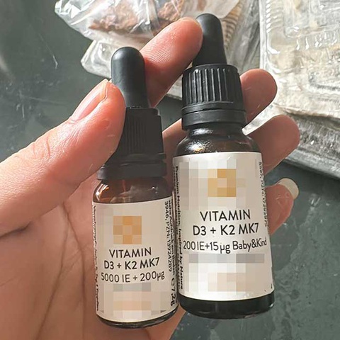 Lọ vitamin D3 + K2 5000 IE +200 μg dành cho người lớn (bên trái) mà trẻ được cho uống nhầm - Ảnh: Gia đình cung cấp Lọ vitamin D3 + K2 5000 IE + 200 μg dành cho người lớn (bên trái) mà trẻ được cho uống nhầm - Ảnh: Gia đình cung cấp