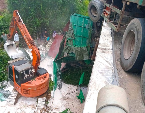 Xe đầu kéo lao xuống suối, giải cứu được tài xế mắc kẹt trong cabin- Ảnh 2. Người dân điều khiển máy múc đến hiện trường hỗ trợ phương tiện bị tai nạn - Ảnh: H.A.