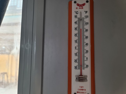 Mua vé giường nằm điều hòa sao phải thông cảm khi toa tàu nóng?- Ảnh 2. Dù khoang giường nằm điều hòa, nhưng nhiệt độ lại hơn 32 độ - Ảnh: TRẦN MAI