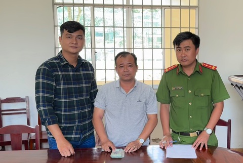 Vụ phân lô bán nền ở Phú Quốc: một cán bộ xã đầu thú khai nhận hối lộ- Ảnh 1. Ông Đoàn Thanh Tuấn - cán bộ địa chính xã Cửa Dương - ra đầu thú và giao nộp lại 50 triệu đồng cho Công an TP Phú Quốc - Ảnh: Công an cung cấp