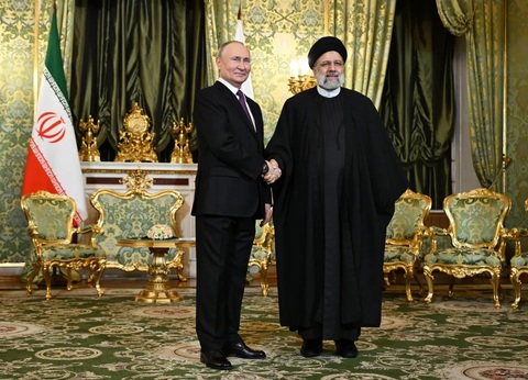 Tổng thống Nga Putin gặp ông Ebrahim Raisi tại Điện Kremlin vào năm 2023 - Ảnh: EPA Tổng thống Nga Putin gặp ông Ebrahim Raisi tại Điện Kremlin vào năm 2023 - Ảnh: EPA