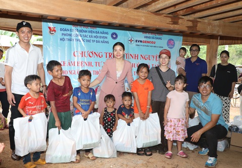 Mang máy siêu âm lên miền núi khám bệnh cho người dân- Ảnh 3. Đoàn trao tặng 52 phần quà cho các hộ gia đình có hoàn cảnh đặc biệt khó khăn và trao tặng 57 phần quà cho các em nhỏ trong thôn - Ảnh: LÊ LÃM