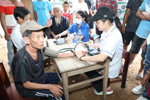 Mang máy siêu âm lên miền núi khám bệnh cho người dân- Ảnh 2. Đoàn tình nguyện thăm khám cho người dân tại thôn ZLao trong hai ngày từ 18 và 19-5 - Ảnh: LÊ LÃM