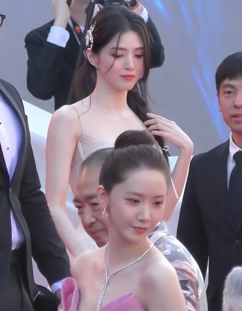 Khung hình gây bão mạng xã hội với màn đọ sắc Khung hình gây bão mạng xã hội với màn đọ sắc