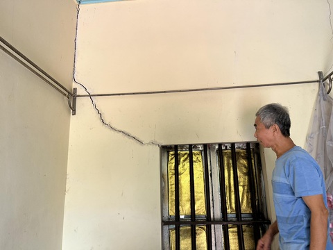 Hút cát làm nứt tường nhà dân, Hà Nội chỉ đạo kiểm tra- Ảnh 1. Nhiều nhà dân ở huyện Ba Vì bị nứt tường nhà do hoạt động hút cát trên sông Đà - Ảnh: QUANG VIỄN