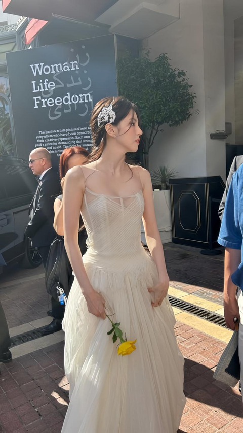 Đại chiến visual của Yonna và Han Soo Hee trên thảm đỏ Cannes- Ảnh 20. Ngay cả trong ảnh chụp từ cam thường không chỉnh sửa, Han So Hee vẫn đẹp không tì vết.