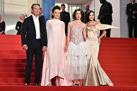 Đoàn phim The Substance, trên thảm đỏ Cannes - Ảnh: GETTY IMAGES Các thành viên đoàn phim The Substance trên thảm đỏ Cannes - Ảnh: GETTY IMAGES