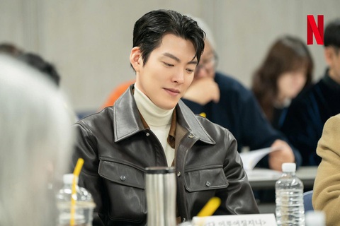Kim Woo Bin và Suzy tái hợp sau 8 năm trong 'All the love you wish for'- Ảnh 2. Kim Woo Bin vào vai Genie - một vị thần đèn phải đấu tranh với những cơn phẫn nộ, vai diễn lần này hứa hẹn sẽ gây thích thú cho khán giả vì đây là nhân vật không giống bất kỳ vai diễn nào anh từng đóng trước đây.