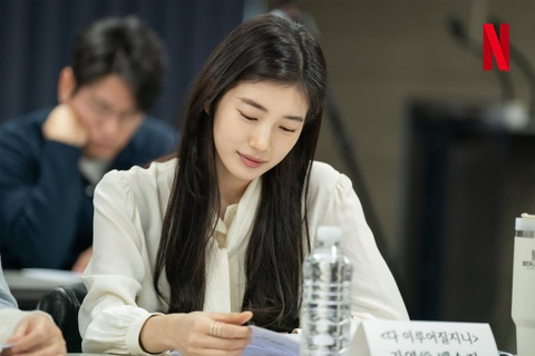 Kim Woo Bin và Suzy tái hợp sau 8 năm trong 'All the love you wish for'- Ảnh 3. Suzy sẽ vào vai Ga Young, một người không có cảm xúc, vai diễn mới này hứa hẹn sẽ bộc lộ khía cạnh mới mẻ của cô.