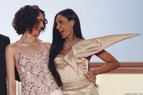 Hai diễn viên Margaret Qualley (trái) và Demi Moore đóng chính trong The Substance, phim dành được tràng vỗ tay bảy phút tại Cannes - Ảnh: GETTY IMAGES Hai diễn viên Margaret Qualley (trái) và Demi Moore đóng trong The Substance, phim giành được tràng vỗ tay bảy phút tại Cannes - Ảnh: GETTY IMAGES