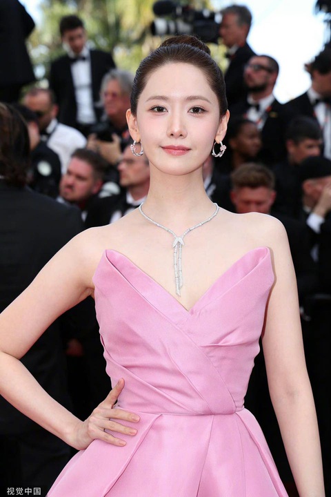 Đại chiến visual của Yonna và Han Soo Hee trên thảm đỏ Cannes- Ảnh 3. Được biết, Yoona đến Cannes với tư cách đại sứ thương hiệu trang sức xa xỉ QEELIN. Tại sự kiện, mỹ nhân xứ kim chi đã diện một bộ váy hồng bồng bềnh kết hợp cùng kiểu tóc búi cao.
