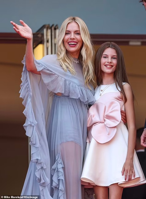 Sienna Miller, diễn viên trong bộ phim Horizon: An American Saga cùng với con gái Marlowe trên thảm đỏ - Ảnh: GETTY IMAGes Sienna Miller, diễn viên trong bộ phim Horizon: An American Saga, cùng với con gái Marlowe trên thảm đỏ - Ảnh: GETTY IMAGES