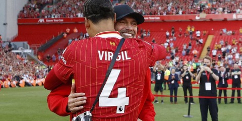 Jurgen Klopp rời Liverpool, lời từ biệt của một huyền thoại- Ảnh 2. Đội trưởng Van Dijk ôm chặt HLV Jurgen Klopp và bật khóc - Ảnh: Getty