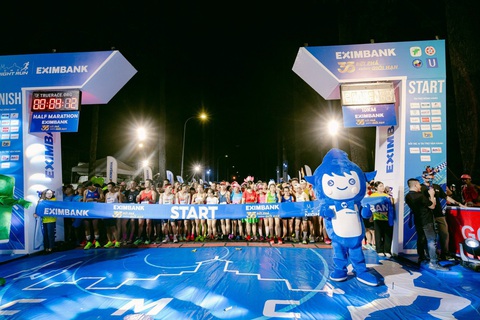 Ho Chi Minh City Night Run Eximbank thành công rực rỡ- Ảnh 4. Ho Chi Minh City Night Run Eximbank thành công rực rỡ - Ảnh 4.