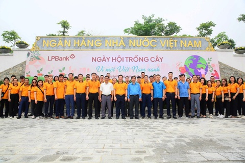 Cùng LPBank phủ xanh Việt Nam trong Ngày hội trồng cây năm 2024- Ảnh 1. Ngày 19-5, đại diện lãnh đạo LPBank, lãnh đạo công đoàn Ngân hàng Nhà nước triển khai