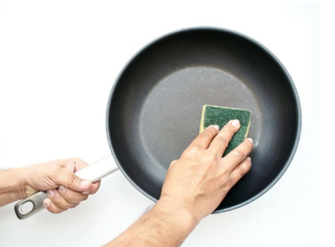 Dùng chảo chống dính có gây hại cho sức khỏe như 'tin đồn'? - Ảnh 2. Không nên dùng chảo chống dính quá lâu - Ảnh minh họa