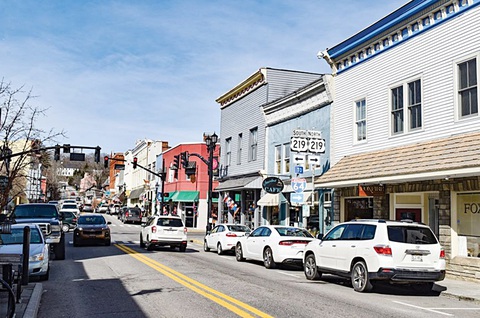 Lạm phát cao, người Mỹ bỏ phố về quê- Ảnh 1. Thành phố Lewisburg, bang West Virginia (Mỹ) - Ảnh: Bruce Ingram