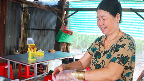 Người Việt và giấc mơ vàng - Kỳ 7: Những cánh tay vàng rực vòng ximen- Ảnh 1. Ở quê miền Tây, người buôn bán nhỏ cũng đeo nhiều vàng là chuyện bình thường - Ảnh: TRÚC QUYÊN