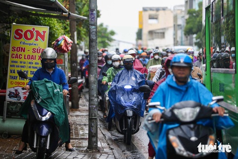 'Combo’ mưa và kẹt xe sáng đầu tuần ở TP.HCM: Thời tiết mát mẻ mà đi lại khó khăn- Ảnh 1. Các tuyến đường hướng về trung tâm TP.HCM bị ùn ứ, kèm theo mưa khiến người dân đi lại khó khăn - Ảnh: PHƯƠNG QUYÊN
