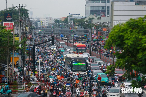 'Combo’ mưa và kẹt xe sáng đầu tuần ở TP.HCM: Thời tiết mát mẻ mà đi lại khó khăn- Ảnh 5. Tình trạng ùn ứ giao thông cũng xảy ra ở quốc lộ 13, đặc biệt theo hướng Bình Dương đi TP Thủ Đức - Ảnh: CHÂU TUẤN