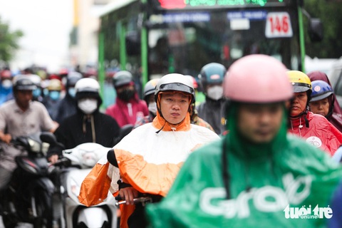 'Combo’ mưa và kẹt xe sáng đầu tuần ở TP.HCM: Thời tiết mát mẻ mà đi lại khó khăn- Ảnh 7. Người dân mệt mỏi khi đội mưa đi làm sáng đầu tuần - Ảnh: PHƯƠNG QUYÊN