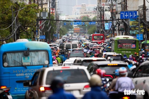 'Combo’ mưa và kẹt xe sáng đầu tuần ở TP.HCM: Thời tiết mát mẻ mà đi lại khó khăn- Ảnh 8. Trong khi đó, dòng xe từ phía đông TP.HCM vào trung tâm ùn tắc ở giao lộ Bạch Đằng - Đinh Bộ Lĩnh trong cơn mưa sáng 20-5 - Ảnh: PHƯƠNG QUYÊN