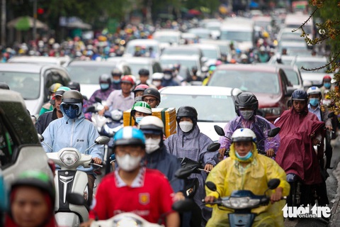 'Combo’ mưa và kẹt xe sáng đầu tuần ở TP.HCM: Thời tiết mát mẻ mà đi lại khó khăn- Ảnh 9. Dòng xe chen kín nhau trên đường Đinh Bộ Lĩnh hơn 1km - Ảnh: PHƯƠNG QUYÊN