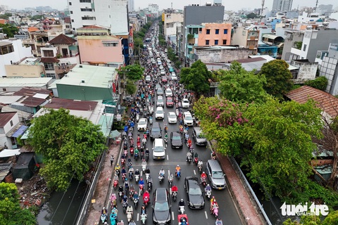 'Combo’ mưa và kẹt xe sáng đầu tuần ở TP.HCM: Thời tiết mát mẻ mà đi lại khó khăn- Ảnh 10. Ùn ứ giao thông phức tạp tại đoạn cầu đường Đinh Bộ Lĩnh - Ảnh: PHƯƠNG QUYÊN