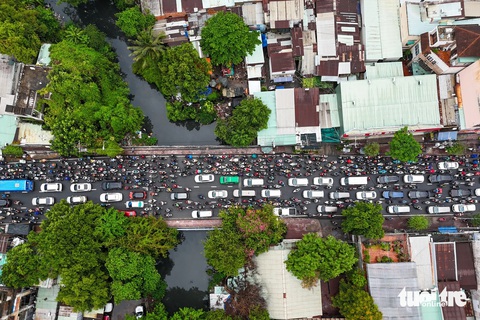 'Combo’ mưa và kẹt xe sáng đầu tuần ở TP.HCM: Thời tiết mát mẻ mà đi lại khó khăn- Ảnh 11. Nhìn từ trên cao, dòng xe ken đặc đi lại - Ảnh: PHƯƠNG QUYÊN