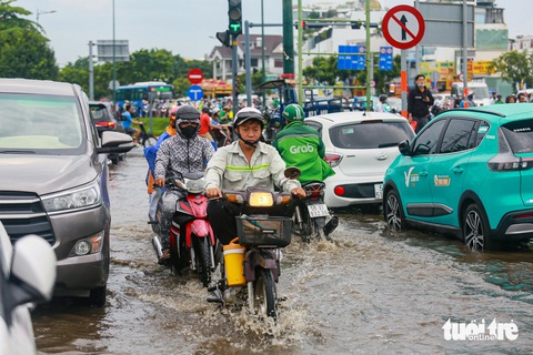 'Combo’ mưa và kẹt xe sáng đầu tuần ở TP.HCM: Thời tiết mát mẻ mà đi lại khó khăn- Ảnh 12. Đến 8h cùng ngày, tuy mưa đã tạnh nhưng nước vẫn còn ngập tại đường Kha Vạn Cân (đoạn giáp Phạm Văn Đồng, TP Thủ Đức) - Ảnh: CHÂU TUẤN