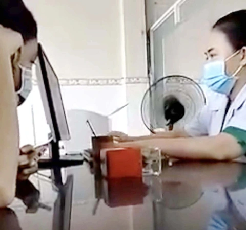 Bi hài “Giao dịch” giấy nghỉ bệnh tại phòng khám ở Bến Cát, Bình Dương - Ảnh: VŨ HIÊN
