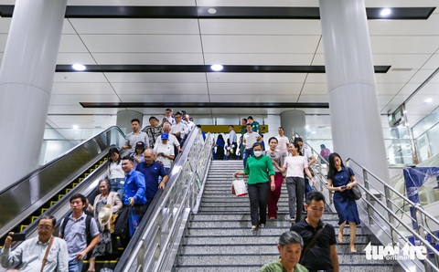 Chủ đầu tư tuyến metro số 1 nói gì về cụm từ 'ke ga'?- Ảnh 1. Người dân đi xuống cầu thang ke ga tại ga ngầm Bến Thành (tuyến metro số 1) - Ảnh: CHÂU TUẤN