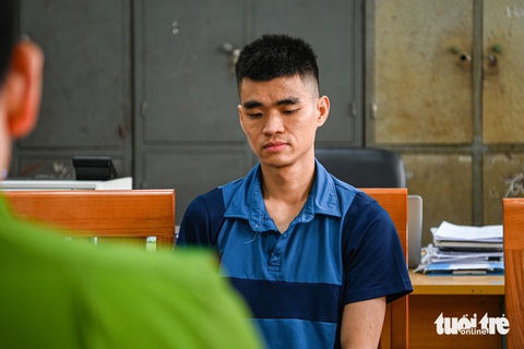 Xin lái thử ô tô rồi phóng xe bỏ chạy, người đàn ông bị khởi tố- Ảnh 1. Lường Văn Nam làm việc với công an - Ảnh: HỒNG QUANG